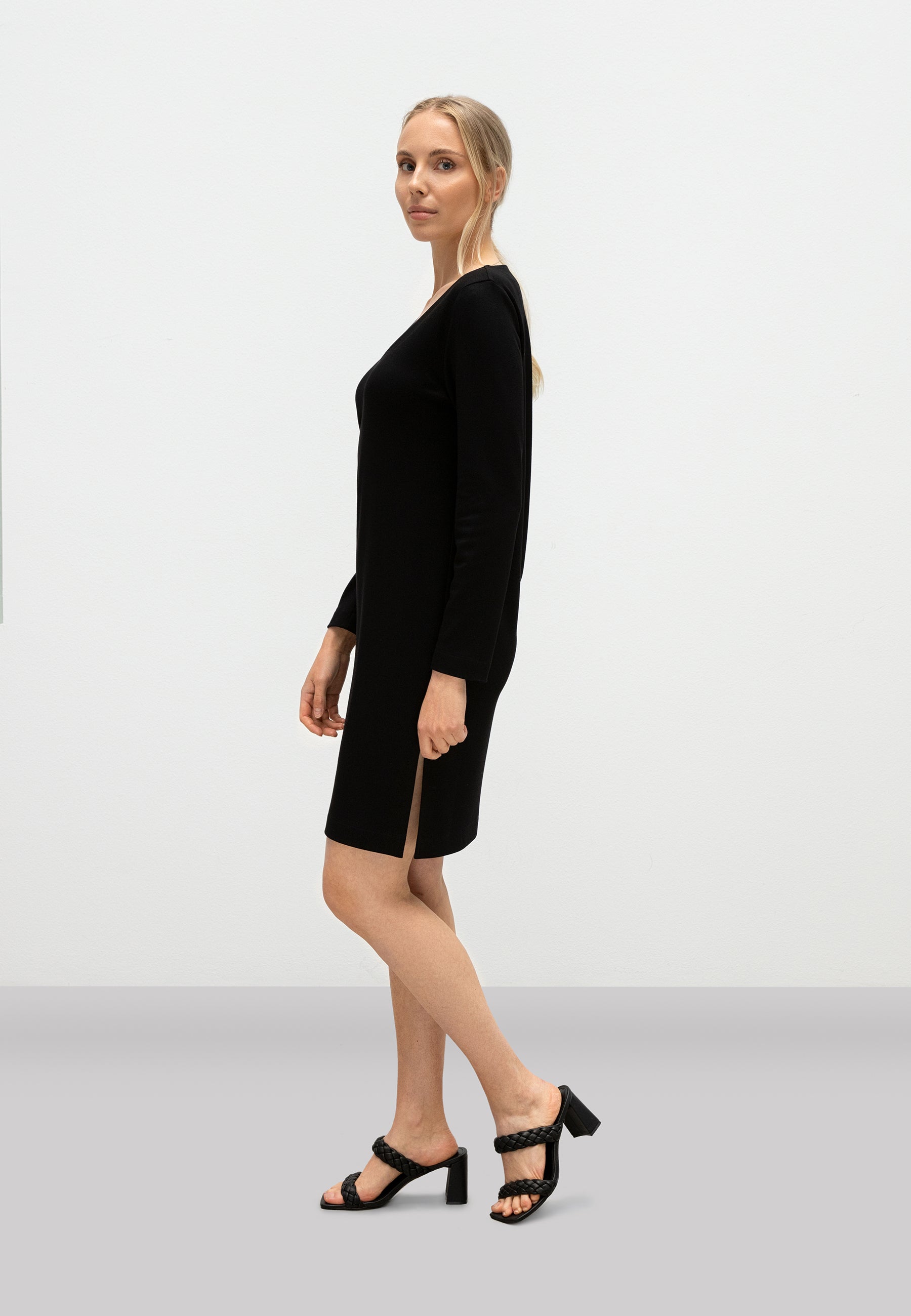 V-NECK LONG SLEEVE DRESS